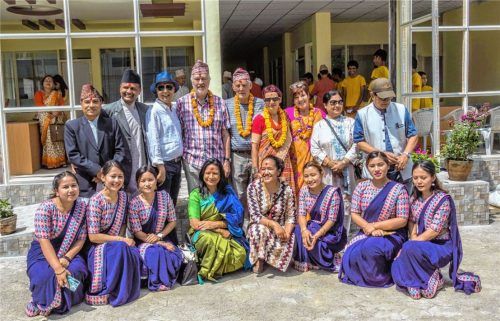 Das Team des modernen Labors in Kathmandu: Darunter auch Surya Bahadur Kunwar Chhetri, der seit gestern in Bad Aibling zu Gast ist (hinten, Zweiter von links), Dr. Marianne Weber-Keller (hinten, Mitte) und Deepak Bhandari (hinten, Dritter von links), der Projektpartner für die Aufbauarbeit in Nepal.Foto  RE