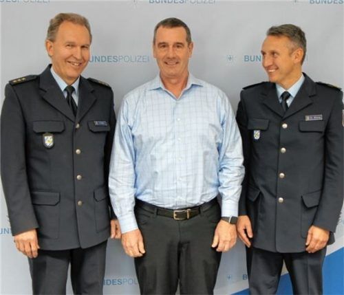 David Pekoske (Mitte), stellvertretender Heimatschutzminister der Vereinigten Staaten von Amerika, hat die Rosenheimer Bundespolizei besucht. Der Präsident der Bundespolizeidirektion München, Dr. Karl-Heinz Blümel (rechts), und der Leiter der Bundespolizei Rosenheim, Reinhard Tomm (links), erläuterten die grenzpolizeilichen Aufgaben an der deutsch-österreichischen Grenze. Foto Bundespolizei
