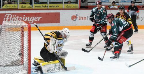 Der 1:1-Ausgleich durch Michael Baindl (vorne), der den Pass von Alexander Höller (hinten) unhaltbar ins Sonthofener Tor verlängerte. Fotos  Ziegler