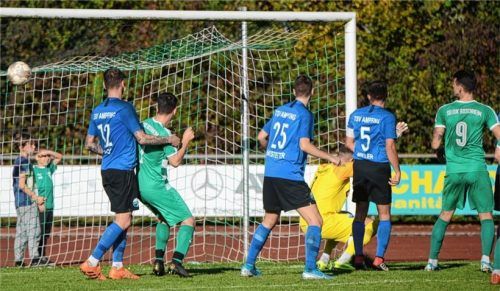 Der 3:3-Ausgleich für den Sportbund: Ampfings Torwart Dominik Süßmaier muss den abgefälschten Schuss passieren lassen.Fotos Ruprecht