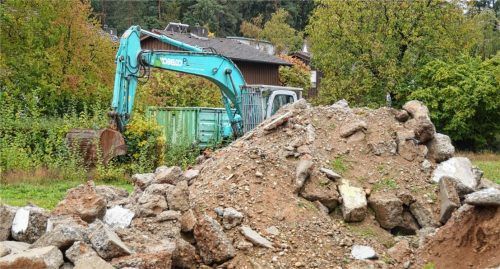 Der Abbruch der ehemaligen Wohnhäuser der Stadtbau GmbH, die nach dem Auslaufen des Erbbaurechts ins Eigentum der Stadt übergegangen sind, kostet eine Menge Geld. Mindestens 69000 Euro betragen sie mittlerweile. Gestartet war man bei der Vergabe vor einem Jahr mit 45000 Euro. Doch dann stellte sich heraus, dass das Abbruchmaterial stärker belastet ist, als urprünglich angenommen. Foto  Grundner