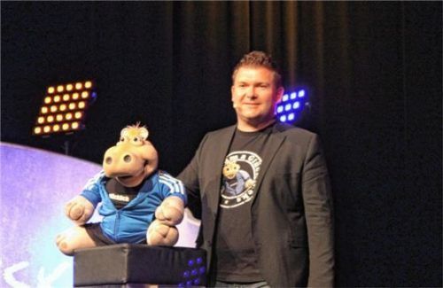Der Auftritt von Sebastian Reich mit seiner Nilfpferddame Amanda im Haus der Kultur in Waldkraiburg war wie ein Ausflug in die Philosophie über das Glück. Fotos  sutherland