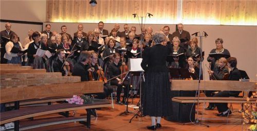 Der Frauenchor der Stadtsing- und Musikschule gab in „Wiederkunft Christi“ ein Konzert zum 20-jährigen Bestehen. Foto Sedlbauer