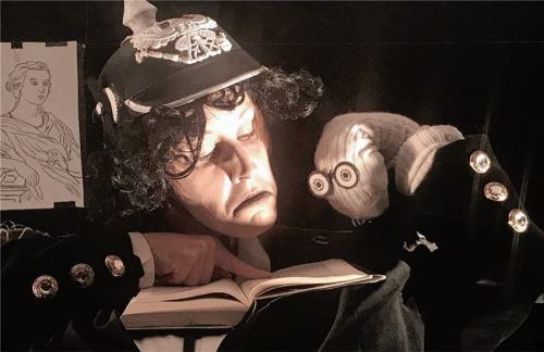 Der General (Karolin Benker) im Dialog mit dem „Bibliothekar“ der Hofbibliothek, dargestellt mit einer Sockenpuppe. Foto Prechtl