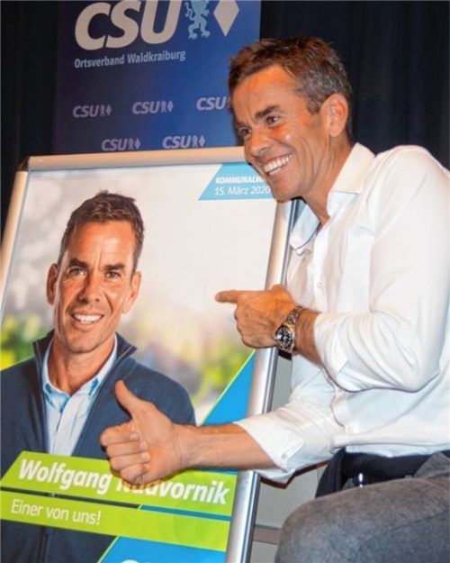 Wolfgang Nadvornik vor einem Jahr bei seiner Nominierung zum Bürgermeisterkandidaten. Das Lachen ist ihm vergangen, genauso wie seinen Kollegen im Stadtrat, die jetzt ein Ordnungsgeld gegen ihn verhängten.Foto  Archiv/Grundner