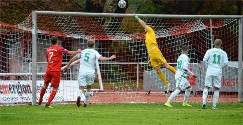 Der Kopfball von Nikolaj Madsen (nicht auf dem Bild) ging knapp über den Querbalken. Im Gegenzug fiel die Fürther Führung. Fotos Ruprecht