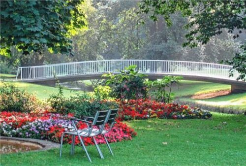 Der Kurpark des Staatsbades Bad Salzuflen lädt zum Flanieren ein.Foto Birgit Schrott/Maritim Hotel/akz-o