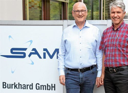 Der neue Geschäftsführer Peter Hermle (links) und Betriebsleiter Robert Kolbinger vor dem neuen Firmenschild. Der Name Burkhard GmbH bleibt, die Zugehörigkeit zum weltweit agierenden SAM-Konzern wird betont. Foto  Burkhard