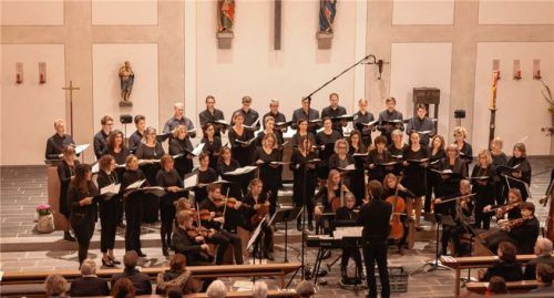 Der Projektchor und das Kammerorchester der Stadtsingschule Kolbermoor gaben unter der Leitung von Martin Kreidt ein Konzert in Hl. Dreifaltigkeit. Foto re