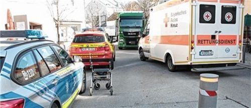 Der Rollator der Frau, die beim Zusammenstoß mit dem Lkw schwer verletzt worden war, an der Unfallstelle. Foto Reisner