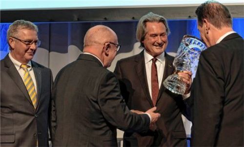 Der Rosenheimer Hermann Tomczyk (Zweiter von rechts) nimmt den Pokal aus den Händen der DMSB-Präsidiumsmitglieder (von links) Wolfgang Wagner-Sachs, Hans-Robert Kreutz und Gebhard Sanne entgegen. Foto DMSB
