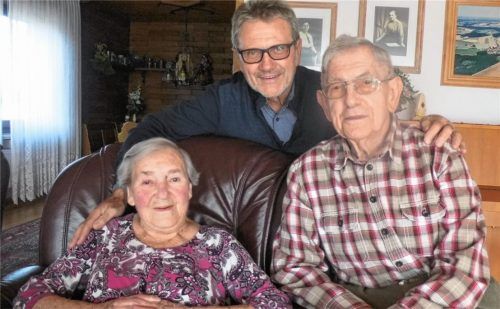 „Der Tag, an dem ich sie kennenlernte, war der schönste in meinem Leben“, sagt Anton Maier über seine Frau Inge. Was für eine Liebeserklärung zum 65. Hochzeitstag, zu dem auch Bürgermeister Jakob Bichlmaier im Namen der Gemeinde gratulierte.Foto  Fill