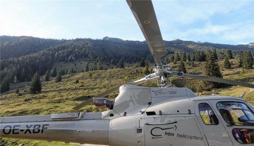 Der Transporthubschrauber mit Blick zum Weitlahnerkopf (links des Rotors). Mit zwei Flügen wurden zuerst das Personal und dann die Transportsäcke auf den Berg gebracht.Foto re