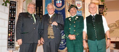 Der Vorsitzende der Interessengemeinschaft der Krieger-, Veteranenvereine und Soldatenkameradschaften im Landkreis Rosenheim (IG Rosenheim), Pius Graf (links), überreicht zusammen mit dem Zweiten Vorsitzenden der KSK Aschau, Anton Ablinger (rechts), das goldene Abzeichen am Band der IG Rosenheim an den Vorsitzenden der KSK, Hans Pellkofer (Dritter von links), und Schriftführer Rolf Danielowski (Zweiter von links).