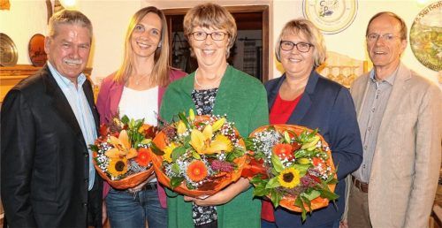 Der Vorsitzende des Ökumenischen Sozialdienstes Priental (ÖSP) Lorenz Ablinger, die stellvertretende Pflegedienstleiterin Melanie Kirchlechner, die scheidende Pflegedienstleiterin Maria Reich, die neue Leiterin Michaela Brühl und der stellvertretende ÖSP-Vorsitzende Dr. Gerhard Weidenthaler (von links).Foto rehberg