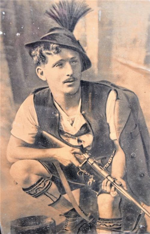 Der Wilderer Sepp Hacker mit seiner Flinte: Als Mitglied der Musikkapelle hielt er auch gern ein Instrument in der Hand.