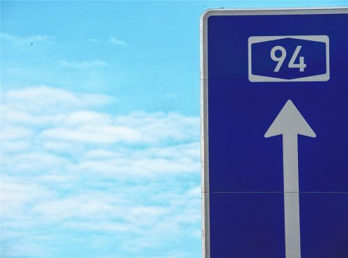 Die A94 durchs Isental ist umstritten – jetzt wurde das Teilstück zwischen Pastetten und Heldenstein eröffnet. Foto dpa