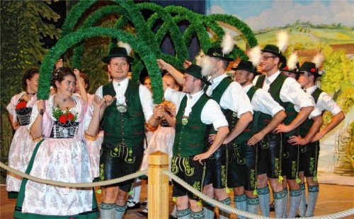 Die Aktiven beim Laubentanz mit Vorplattler Christoph Mayerhofer und Vortänzerin Magdalena Hopf im Vordergrund. Fotos kirsch