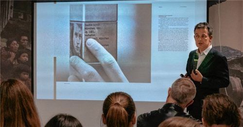 Die Alternative zu den in den Boden eingelassenen Stolpersteinen: Stelen, die nicht nur die Lebensdaten, sondern auch ein Bild des jeweiligen Nazi-Opfers enthalten. Vorgestellt von Professor Kilian Stauss. Foto Thomae