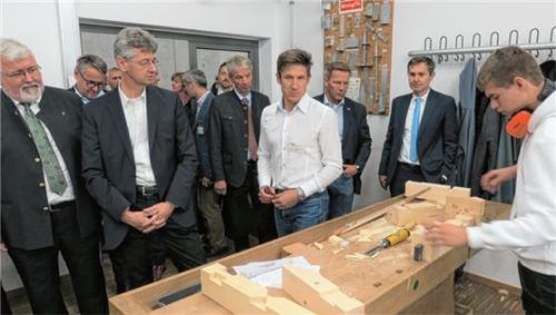 Die Arbeit mit Handwerkzeugen wurde Michael Piazolo (Zweiter von links) in der Zimmerei präsentiert. Foto Baumann