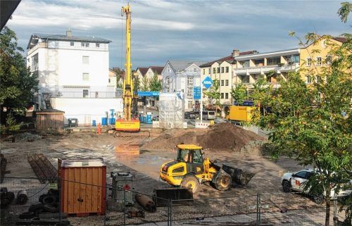 Die Baustelle des Wohn- und Geschäftshauses an der Rosenheimer Straße: Derzeit gräbt sich ein Bohrgerät in die Tiefe. Foto Weinzierl