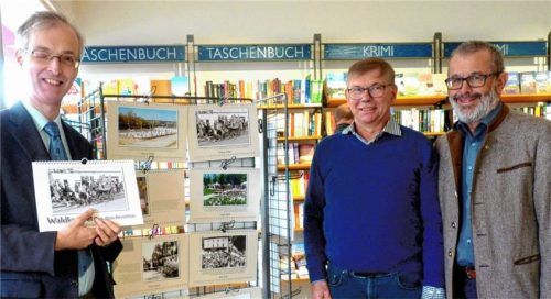 Die ersten Exemplare des historischen Stadtkalenders präsentierte Stadtarchivar Konrad Kern (links). Josef Huber (Bildmitte) und Zweiter Bürgermeister Richard Fischer lobten die Auswahl der Bilder.Foto  fischer