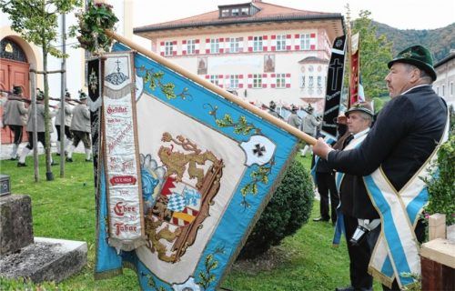 Die Fahne der Krieger- und Soldatenkameradschaft (KSK) Aschau am 70er-Ehrenmal. Foto Rehberg