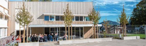 Die Festgäste vor dem neuen Anbau, der nun die ganze Verwaltung und das Lehrerzimmer der Schule beherbergt, dazu im Erdgeschoss einen großzügigen Vielzweckraum. Fotos Thomae