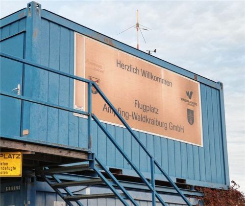 Die Flugplatz Ampfing-Waldkraiburg GmbH (hier der Container für den Flugleiter und Geschäftsführer), betreibt den Verkehrslandeplatz bei Ampfing seit vielen Jahrzehnten. Vorläufig bleibt das auch so, wenn das Votum des Finanzausschusses, die Gesellschafteranteile bis 2022 zu behalten, auch im Stadtrat Bestand hat.Foto  Grundner