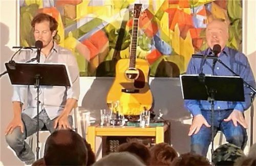 Die Geschichte der Bremer Stadtmusikanten erzählten die Schauspieler Stefan Murr und Heinz-Josef Braun – in einer bayerischen Version. Foto re