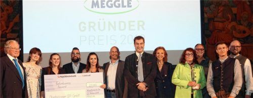 Die Gewinner des Meggle-Gründerpreises 2019 vereint auf der Bühne: Mit ihnen freuten sich Toni Meggle (links), Moderatorin Dr. Sonja Lechner (Zweite von links), Dr. Markus Söder (Mitte), Marina Meggle (Fünfte von links) und Jurysprecher Gerd Maas (Dritter von rechts). Fotos Stuffer