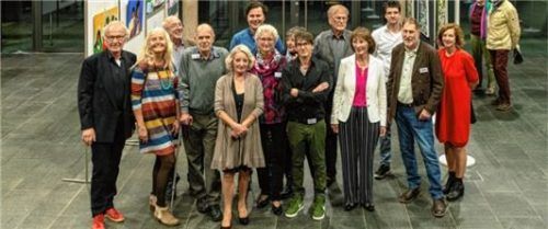 Die Künstler (vorne): Erich Wagner, Sabine Koschier, Gerd Brosch, Brigitte Schindler, Ingeborg Benninghoven, Loz Verney, Hildegard Czizegg, Erich Zettl, Resi Pramböck, hinten: Alois Siepl, Michael Fodermaier, Carla Sotier, Rolf Strobel, Jens Lerner. Es fehlen: Meisi Inninger, Hanni Harzenetter, Penny Seitz.