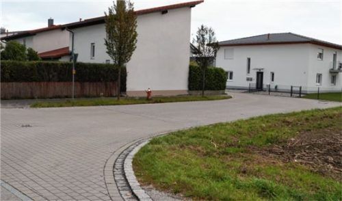 Die kurvige und unübersichtliche Zufahrt ins Wohngebiet St. Erasmus-Ost will die Stadt durch die Ausweisung eines verkehrsberuhigten Bereichs sicherer machen.Foto Grundner