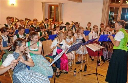 Die Nachwuchsmusiker beim Proben mit Dirigentin EvaMaria Gruber.Foto hötzelsperger