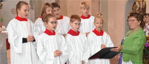 Die neuen Ministranten wurden im Kirchweihgottesdienst unter anderem von der Ministranten-Betreuerin Helga Manstetter (rechts) in ihren Dienst aufgenommen (vorne von links): Johanna Thurnhuber, Ludwig Irgmaier, Katharina Balbierer; (hinten von links): Selina Steinert, Lea Schmidhuber, Korbinian Roß und Xaver Pertl.Foto Bachmaier