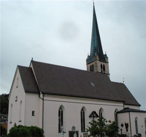 Die Planungen für die Kirchenrenovierungen in Aschau (links) und in Fraham machen Fortschritte.Fotos  Pfarrei
