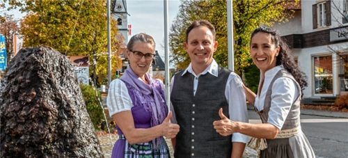 Die scheidende Bürgermeisterin Marianne Steindlmüller (links) und die Ortsvorsitzende Christine Domek-Rußwurm verweisen auf die Fachkompetenz des CSU-Bürgermeisterkandidaten Daniel Mair (Mitte).Foto re