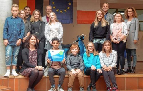 Die Schülergruppe, die im Oktober nach Italien fahren wird, mit Martina Ludsteck, der Initiatorin des Projektes (vorne, links). Ganz hinten (von links): Elternbeiratsvorsitzender Stefan Zoßeder, Rektor Florian Burggraf, Bürgermeister Rainer Auer und Schulrätin Marion Zoudlik.Foto re