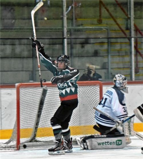 Die Starbulls-Junioren lieferten gegen Dresden starke Leistungen ab. Beim 2:1-Sieg erzielte Plilipp Lode die 1:0-Führung (Bild).Foto Ziegler