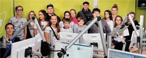 Die Teilnehmer am Jugendradiocamp, unter ihnen auch junge Radiomacher von der „Hörarena“ des Kreisjugendrings Mühldorf, die ihr Studio in Waldkraiburg haben.Foto  re