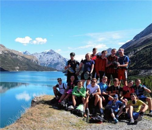 Die Teilnehmer des P-Seminars „Alpenüberquerung“ des Karolinen-Gymnasiums. Foto re