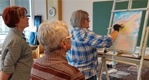 Die zertifizierte Ross-Instruktorin Luzia Wayandt-Nemet an der Leinwand, beobachtet von Mariona Stecher (links) und Maria Harant.Fotos  Meier