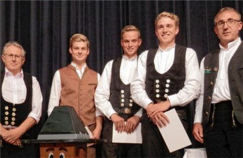 Die Zimmerer (von links): Obermeister Christian Drexl mit den Innungssiegern Stefan Empl, Klaus Eggerdinger und Alexander Schmid sowie dem Prüfungsvorsitzenden Franz Grübl.