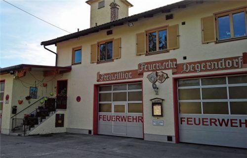 Die Zufahrt über die Kirchenstraße und der Standort zwischen Schule und geplantem Kinderhort sind nicht optimal für einen reibungslosen Feuerwehreinsatz. Darum soll an anderer Stelle für die Feuerwehr neu gebaut werden.Foto MC