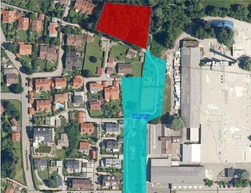 Diese beiden Bereiche standen auf der Suche nach dem idealen Platz für den naturnahen Kindergarten zur Debatte: der Standort in der Hölderlinstraße (rot markiert) und der von der CSU ins Spiel gebrachte Platz am Tonwerk (türkis markiert).Foto Stadt Kolbermoor