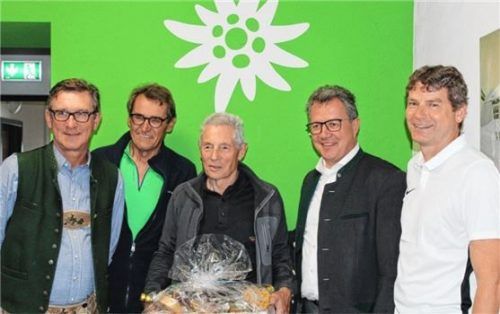 Dieter Vögele (Mitte) nimmt den Dank entgegen:  Der Bürgermeister der Gemeinde Samerberg, Georg Huber, DAV-Vorsitzender für Rosenheim, Franz Knarr, Präsident Klaus Stöttner vom Tourismusverband Oberbayern-München und Hochriesbahn-Geschäftsführer Andreas Müllinger (von links) erweisen ihm die Ehre.Foto Hötzelsperger