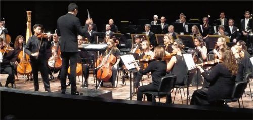 Dirigent Valentin Uryupin entlockte dem Orchester der Festspiele Tonfolgen voller Zartheit. Foto Füchtner