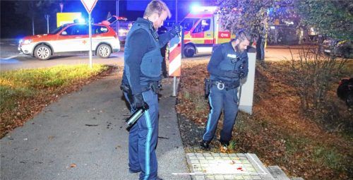 19. Oktober 2019:  Polizeibeamte sicherten die Spuren der Bluttat, die sich in der Nähe des Kinos ereignet hatte. Der Geschäftsführer eines Clubs leistete dem 40-jährigen Opfer Erste Hilfe und verständigte den Notruf.Foto  Fib/Ess