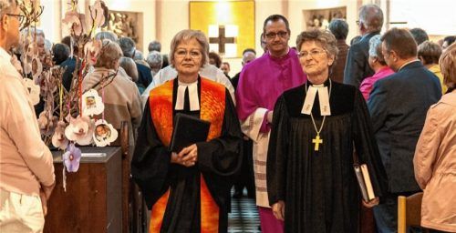 Durchaus nicht ohne Wehmut zieht Dekanin Hanna Wirth (links) – hier mit Regionalbischöfin Susanne Breit-Keßler und dem katholischen Vertreter Dekan Daniel Reichel – nach ihrer feierlichen Verabschiedung aus der Erlöserkirche aus. Foto Thomae