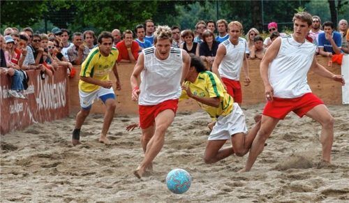 Egal ob auf Sand beim Beachsoccer-Turnier 2004 in Nußdorf oder auf dem grünen Rasen: Bastian Schweinsteiger war nicht zu stoppen. Rechts sein Bruder Tobi und hinten Georg Niederthanner beim Endspiel gegen ein brasilianisches Team, das von der Inntal-Auswahl besiegt wurde. Fotos  Ziegler(3)/privat (2)